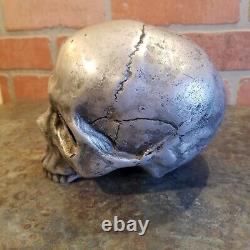 Sculpture artistique en aluminium coulé à la main en forme de crâne, pièce unique, réalisée par sablage.