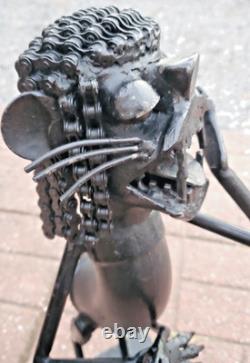 Sculpture assemblage d’art recyclé lion chanteur anthropomorphe vintage unique en son genre 20'
