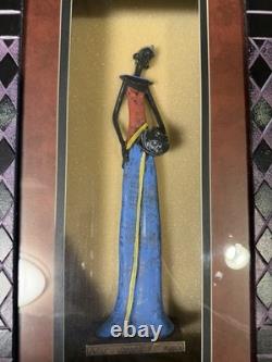 Sculpture d’art africain unique en son genre dans une boîte vitrine