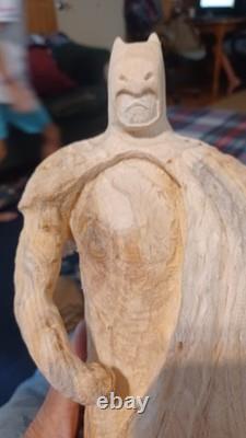 Sculpture en bois de Batman, pièce unique, sculptée par moi à partir d’une seule bûche