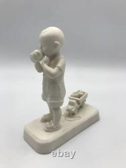 Sculpture en porcelaine de petit garçon unique en son genre, faite à la main, édition limitée