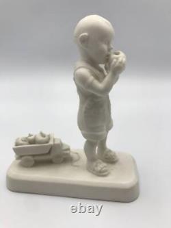 Sculpture en porcelaine de petit garçon unique en son genre, faite à la main, édition limitée