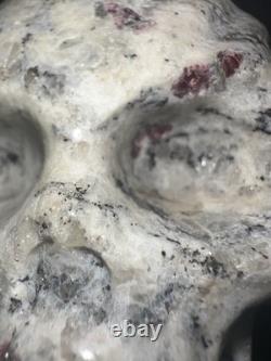 Skull Amandine Garnet & Pyrite Unique en son genre. 1,3 livres