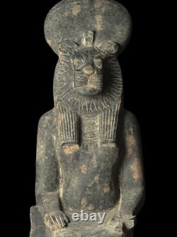 Statue antique unique en granit de la déesse Sekhmet, art de la Basse Époque