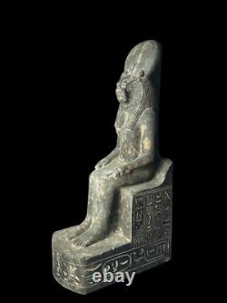 Statue antique unique en granit de la déesse Sekhmet, art de la Basse Époque