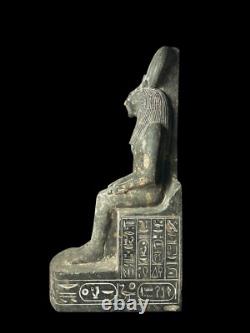 Statue antique unique en granit de la déesse Sekhmet, art de la Basse Époque