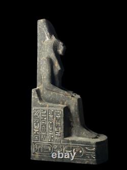 Statue antique unique en granit de la déesse Sekhmet, art de la Basse Époque