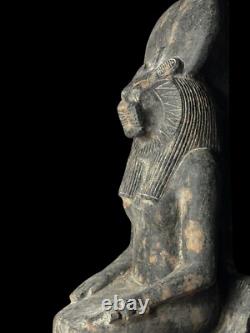 Statue antique unique en granit de la déesse Sekhmet, art de la Basse Époque