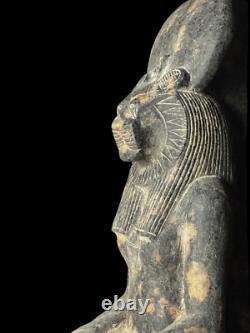 Statue antique unique en granit de la déesse Sekhmet, art de la Basse Époque