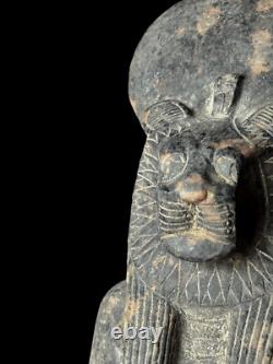 Statue antique unique en granit de la déesse Sekhmet, art de la Basse Époque