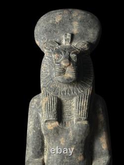 Statue antique unique en granit de la déesse Sekhmet, art de la Basse Époque