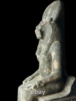 Statue antique unique en granit de la déesse Sekhmet, art de la Basse Époque