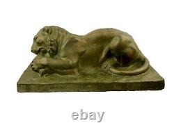 Statue en plâtre antique signée d'un lion mangeant une proie unique en son genre