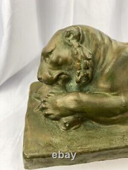 Statue en plâtre antique signée d'un lion mangeant une proie unique en son genre