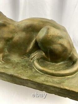 Statue en plâtre antique signée d'un lion mangeant une proie unique en son genre Statue en plâtre antique signée d'un lion mangeant une proie unique en son genre