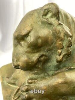 Statue en plâtre antique signée d'un lion mangeant une proie unique en son genre