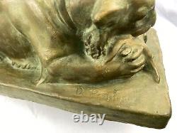 Statue en plâtre antique signée d'un lion mangeant une proie unique en son genre Statue en plâtre antique signée d'un lion mangeant une proie unique en son genre