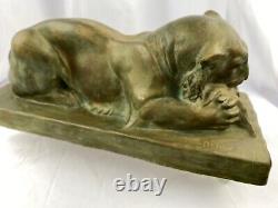 Statue en plâtre antique signée d'un lion mangeant une proie unique en son genre