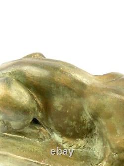 Statue en plâtre antique signée d'un lion mangeant une proie unique en son genre