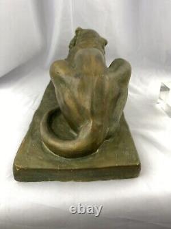 Statue en plâtre antique signée d'un lion mangeant une proie unique en son genre