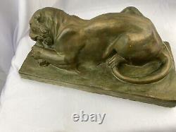 Statue en plâtre antique signée d'un lion mangeant une proie unique en son genre