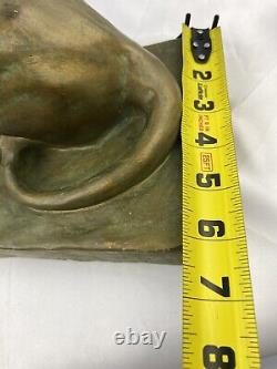 Statue en plâtre antique signée d'un lion mangeant une proie unique en son genre