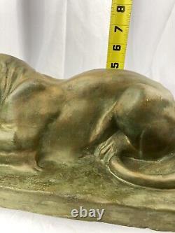 Statue en plâtre antique signée d'un lion mangeant une proie unique en son genre