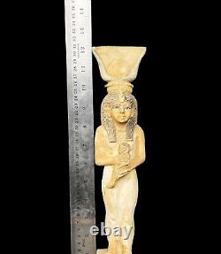Statue unique de la reine HATSHEPSUT portant le disque solaire de la déesse Hathor