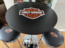 Table de pub Harley Davidson avec 2 tabourets assortis. Ensemble unique en son genre. Partager le