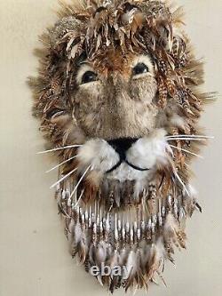 Tête de lion artisanale accrochée au mur, unique en son genre