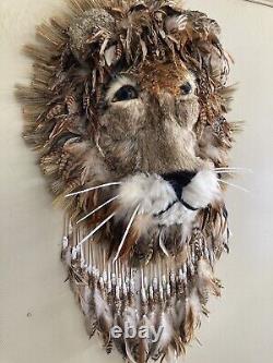 Tête de lion artisanale accrochée au mur, unique en son genre