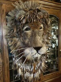 Tête de lion artisanale accrochée au mur, unique en son genre