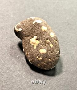 UNIQUE EN SON GENRE ! Roche très unique avec des lettres et des chiffres naturellement présents
