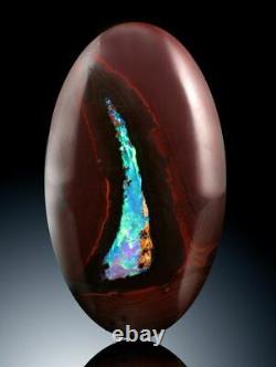 Un Boulder Opal Poli Qui Montre Opal À Travers La Pièce