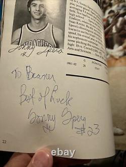 Un Des Genres 1982/83 Signé Syracuse Orange Basketball Yearbook Rautins Bruin +