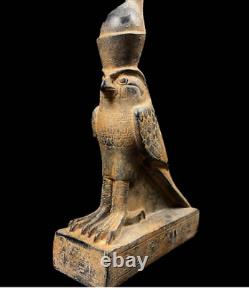 Un Dieu HORUS unique à tête de faucon portant la double couronne de l'Égypte