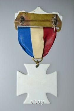 Un Insigne Souvenir De Woman's Relief Corps Encampment