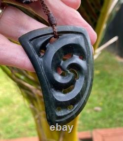 Un Pounamu Tangiwai Vert Profond Nz Unique Sculpté Maoris Rei Niho