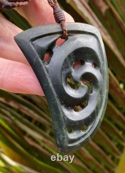 Un Pounamu Tangiwai Vert Profond Nz Unique Sculpté Maoris Rei Niho