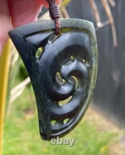 Un Pounamu Tangiwai Vert Profond Nz Unique Sculpté Maoris Rei Niho