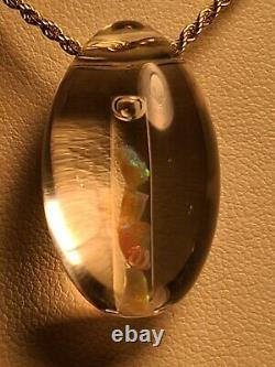 Un Quartz Pendentif Unique Avec Opale À L’intérieur