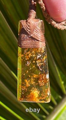 Un ancien bijou unique en ambre de Kauri de Nouvelle-Zélande, lié à la culture maorie avec un pendentif Toki
