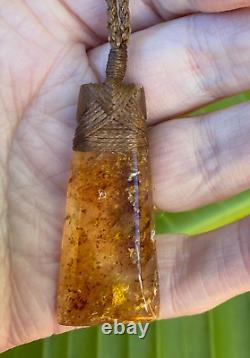 Un ancien bijou unique en ambre de Kauri de Nouvelle-Zélande, lié à la culture maorie avec un pendentif Toki
