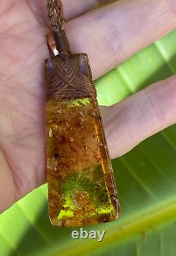 Un ancien bijou unique en ambre de Kauri de Nouvelle-Zélande, lié à la culture maorie avec un pendentif Toki