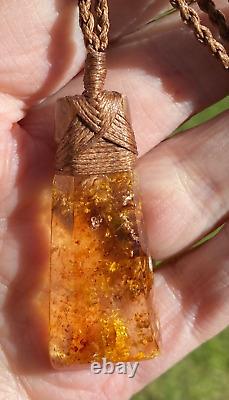 Un ancien bijou unique en ambre de Kauri de Nouvelle-Zélande, lié à la culture maorie avec un pendentif Toki