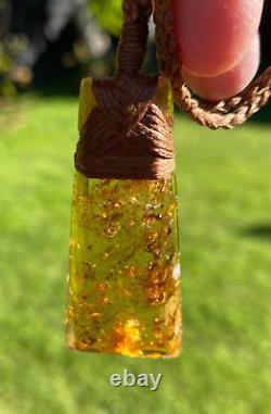 Un ancien bijou unique en ambre de Kauri de Nouvelle-Zélande, lié à la culture maorie avec un pendentif Toki
