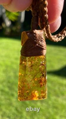 Un ancien bijou unique en ambre de Kauri de Nouvelle-Zélande, lié à la culture maorie avec un pendentif Toki