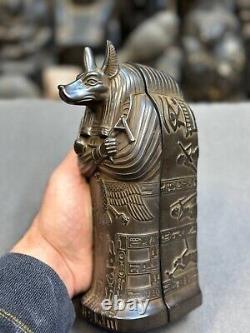 Un cercueil unique des rites funéraires pharaoniques du dieu de la mort Anubis, avant J.C. Un cercueil unique des rites funéraires pharaoniques du dieu de la mort Anubis, avant J.C.