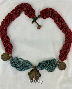 Un collier de chef très unique, en turquoise, corail et laiton