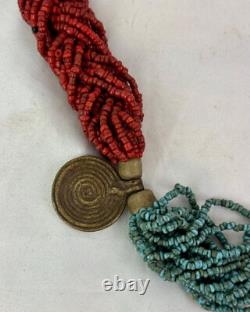 Un collier de chef très unique, en turquoise, corail et laiton